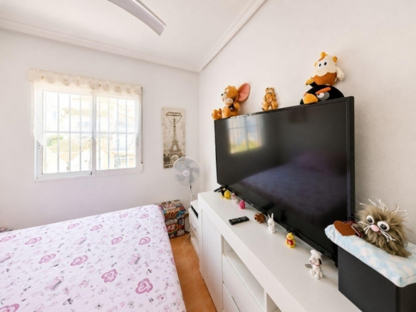 Encantadora vivienda de esquina con 2 dormitorios y orientación sur en Montebello – Algorfa.