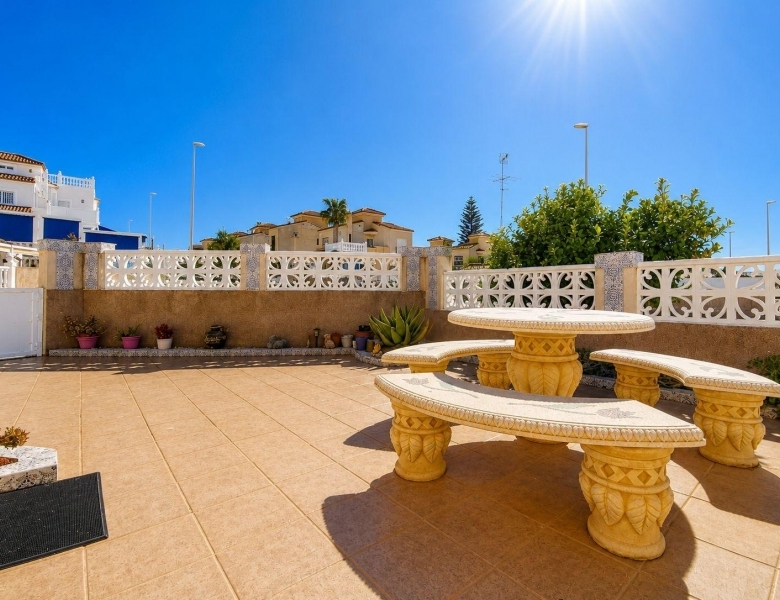 Encantadora vivienda de esquina con 2 dormitorios y orientación sur en Montebello – Algorfa.