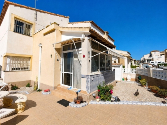 Encantadora vivienda de esquina con 2 dormitorios y orientación sur en Montebello – Algorfa.