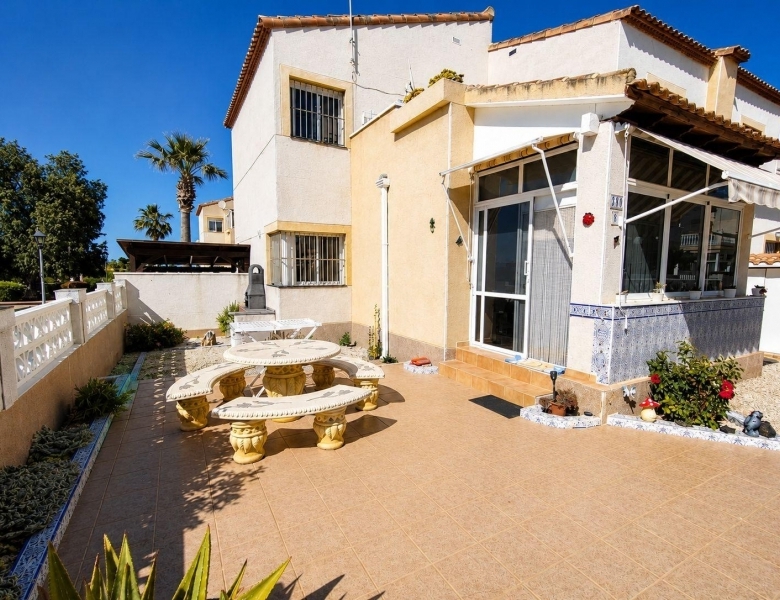 Encantadora vivienda de esquina con 2 dormitorios y orientación sur en Montebello – Algorfa.