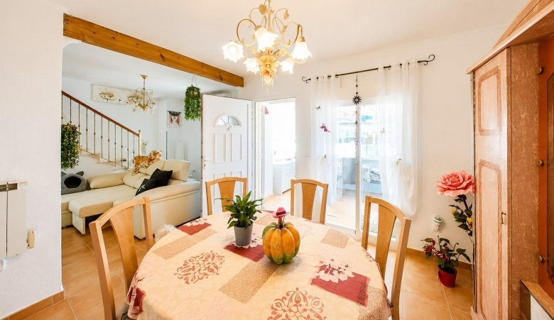 Encantadora vivienda de esquina con 2 dormitorios y orientación sur en Montebello – Algorfa.