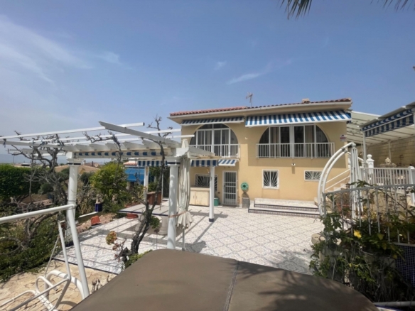 Villa independiente con 4 dormitorios en el Campo de Golf a la venta en La Marquesa, Rojales