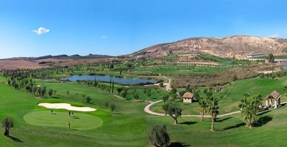 Villa pareada de 3 dormitorios con piscina privada a la venta en La Finca Golf Resort, Algorfa