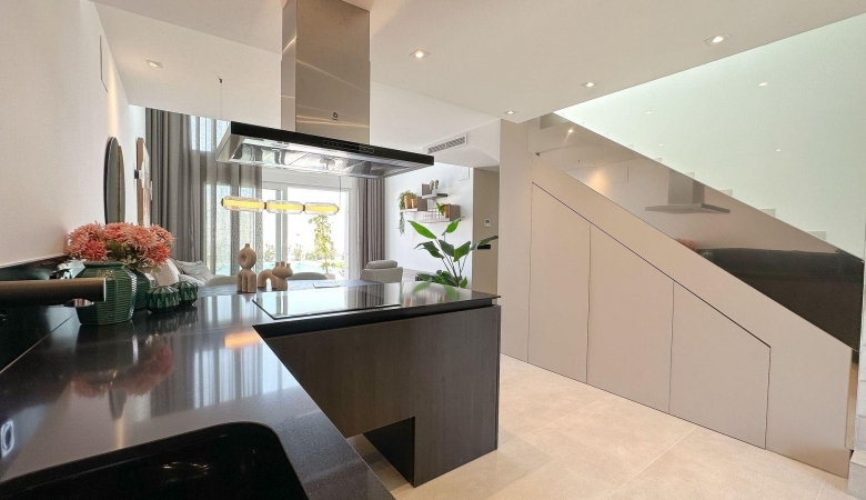 Villa pareada de 3 dormitorios con piscina privada a la venta en La Finca Golf Resort, Algorfa