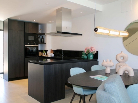Villa pareada de 3 dormitorios con piscina privada a la venta en La Finca Golf Resort, Algorfa