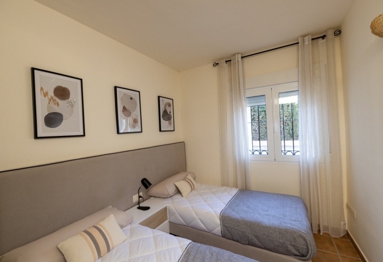 Villa independiente de estilo mediterráneo con 3 dormitorios a la venta en Fuente Alamo – Murcia