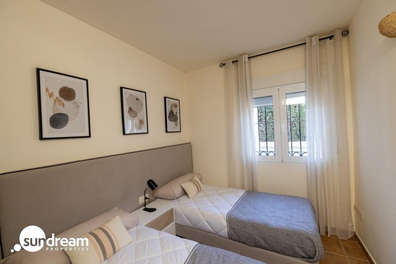 Villa independiente de estilo mediterráneo con 3 dormitorios a la venta en Fuente Alamo – Murcia