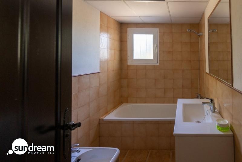 Villa independiente de estilo mediterráneo con 3 dormitorios a la venta en Fuente Alamo – Murcia
