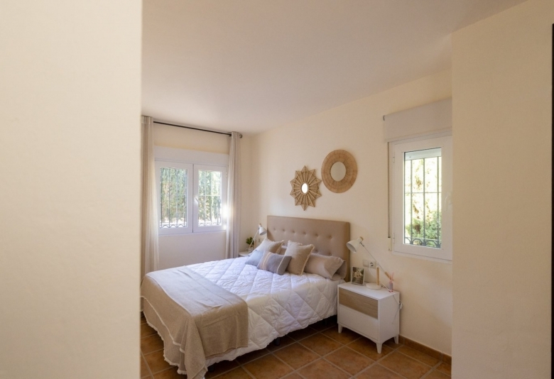 Villa independiente de estilo mediterráneo con 3 dormitorios a la venta en Fuente Alamo – Murcia