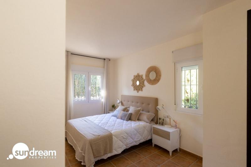 Villa independiente de estilo mediterráneo con 3 dormitorios a la venta en Fuente Alamo – Murcia