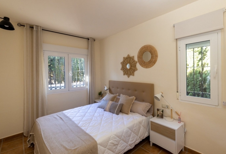 Villa independiente de estilo mediterráneo con 3 dormitorios a la venta en Fuente Alamo – Murcia