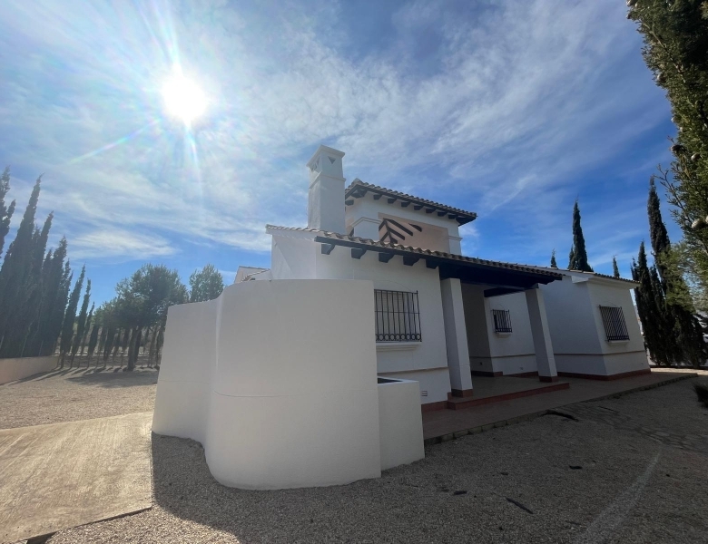 Villa independiente de estilo mediterráneo con 3 dormitorios a la venta en Fuente Alamo – Murcia