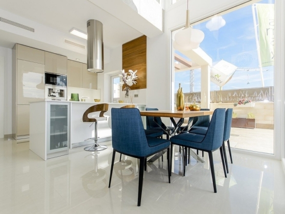 VILLA DE OBRA NUEVA EN PLAYA HONDA(LA MANGA).