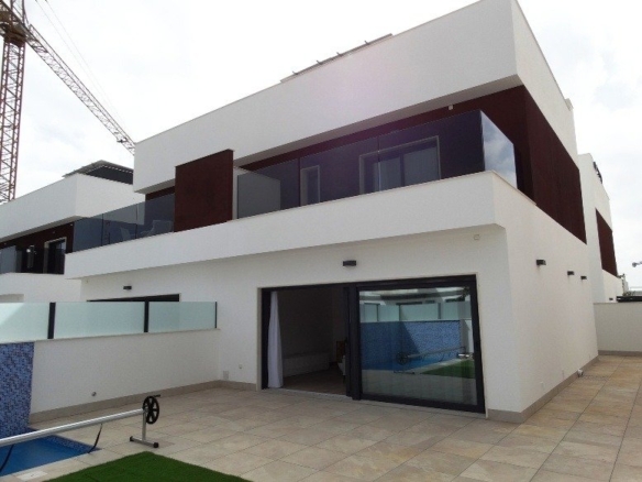 VILLA PAREADA DE NUEVA CONSTRUCCIÓN EN PILAR DE LA HORADADA