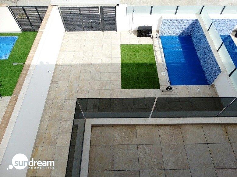 VILLA PAREADA DE NUEVA CONSTRUCCIÓN EN PILAR DE LA HORADADA