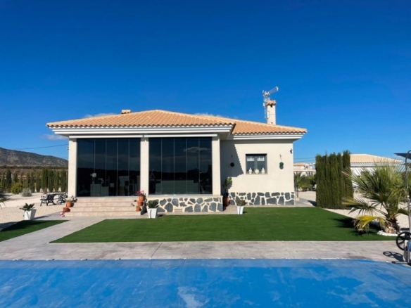 VILLA DE ESTILO TRADICIONAL DE 3 DORMITORIOS DE NUEVA CONSTRUCCIÓN  EN PINOSO