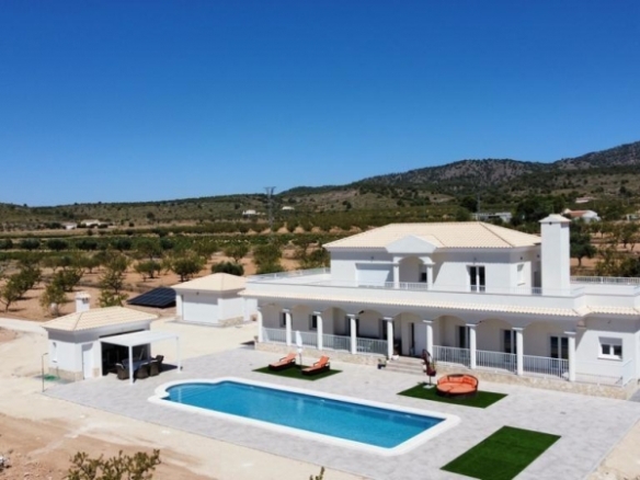VILLA DE ESTILO TRADICIONAL CON 6 DORMITORIOS DE NUEVA CONSTRUCCIÓN EN PINOSO