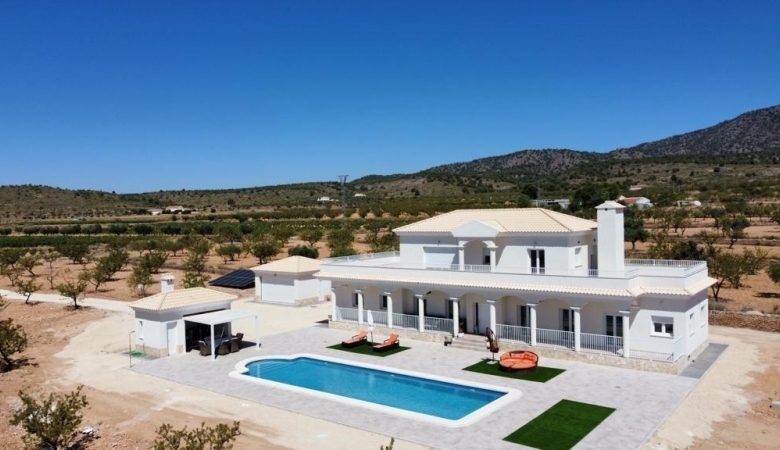 VILLA DE ESTILO TRADICIONAL CON 6 DORMITORIOS DE NUEVA CONSTRUCCIÓN EN PINOSO