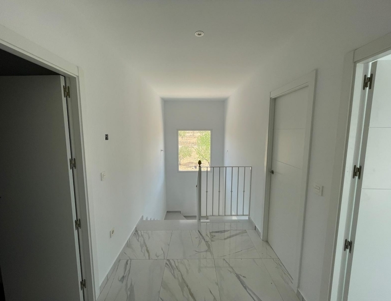 VILLA DE ESTILO TRADICIONAL CON 6 DORMITORIOS DE NUEVA CONSTRUCCIÓN EN PINOSO