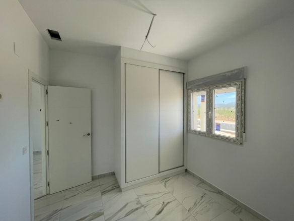 VILLA DE ESTILO TRADICIONAL CON 6 DORMITORIOS DE NUEVA CONSTRUCCIÓN EN PINOSO