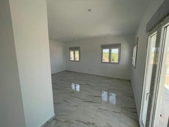 VILLA DE ESTILO TRADICIONAL CON 6 DORMITORIOS DE NUEVA CONSTRUCCIÓN EN PINOSO