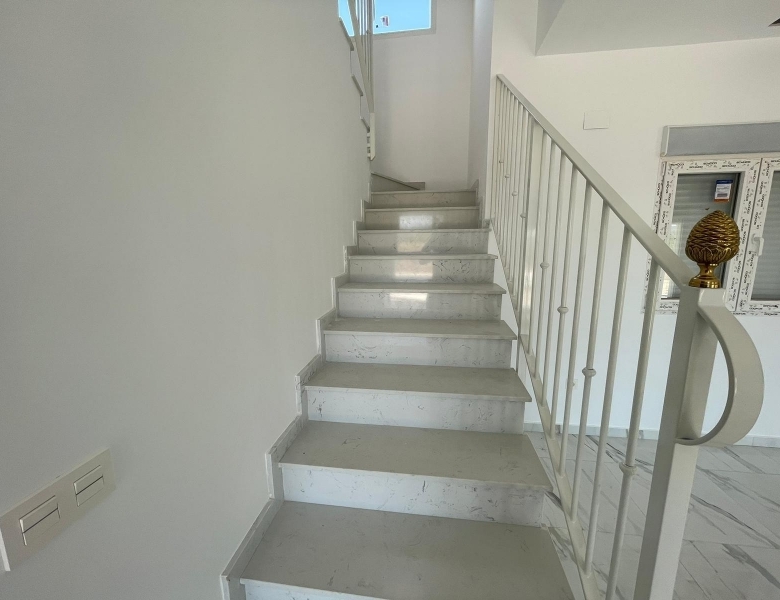VILLA DE ESTILO TRADICIONAL CON 6 DORMITORIOS DE NUEVA CONSTRUCCIÓN EN PINOSO