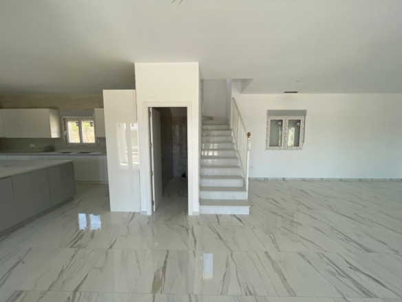 VILLA DE ESTILO TRADICIONAL CON 6 DORMITORIOS DE NUEVA CONSTRUCCIÓN EN PINOSO
