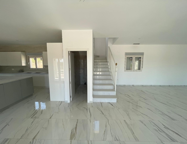 VILLA DE ESTILO TRADICIONAL CON 6 DORMITORIOS DE NUEVA CONSTRUCCIÓN EN PINOSO