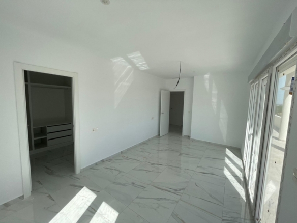 VILLA DE ESTILO TRADICIONAL CON 6 DORMITORIOS DE NUEVA CONSTRUCCIÓN EN PINOSO