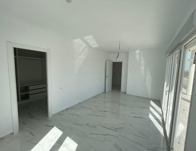 VILLA DE ESTILO TRADICIONAL CON 6 DORMITORIOS DE NUEVA CONSTRUCCIÓN EN PINOSO