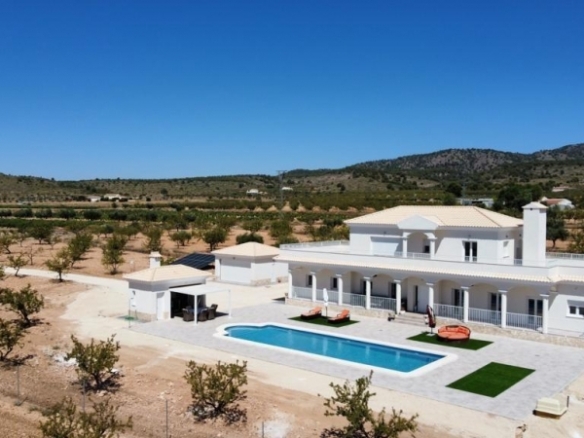 VILLA DE ESTILO TRADICIONAL CON 6 DORMITORIOS DE NUEVA CONSTRUCCIÓN EN PINOSO