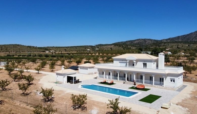VILLA DE ESTILO TRADICIONAL CON 6 DORMITORIOS DE NUEVA CONSTRUCCIÓN EN PINOSO