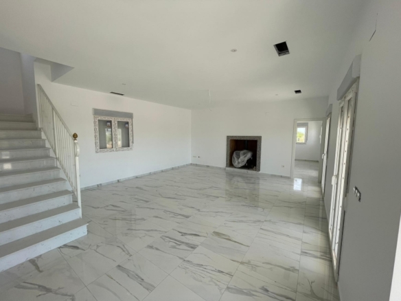 VILLA DE ESTILO TRADICIONAL CON 6 DORMITORIOS DE NUEVA CONSTRUCCIÓN EN PINOSO
