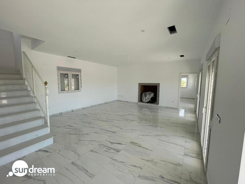 VILLA DE ESTILO TRADICIONAL CON 6 DORMITORIOS DE NUEVA CONSTRUCCIÓN EN PINOSO