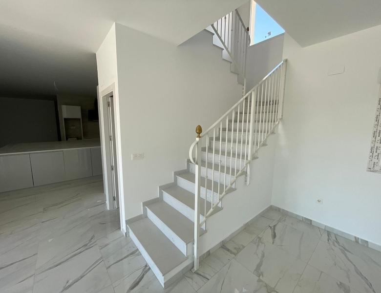 VILLA DE ESTILO TRADICIONAL CON 6 DORMITORIOS DE NUEVA CONSTRUCCIÓN EN PINOSO