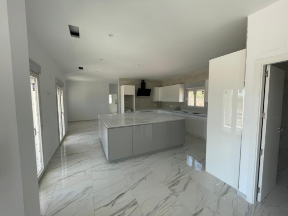 VILLA DE ESTILO TRADICIONAL CON 6 DORMITORIOS DE NUEVA CONSTRUCCIÓN EN PINOSO