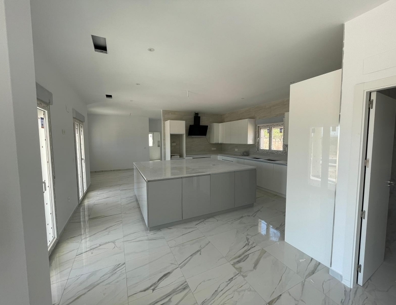 VILLA DE ESTILO TRADICIONAL CON 6 DORMITORIOS DE NUEVA CONSTRUCCIÓN EN PINOSO