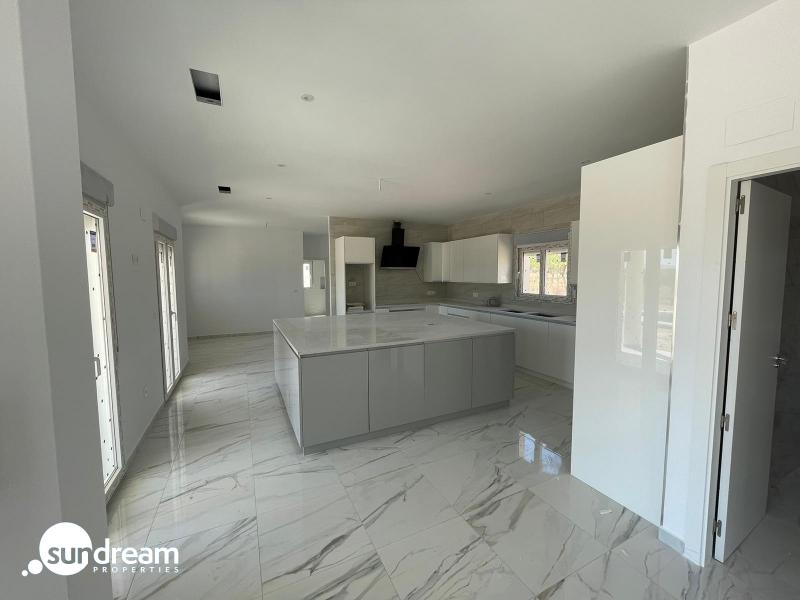 VILLA DE ESTILO TRADICIONAL CON 6 DORMITORIOS DE NUEVA CONSTRUCCIÓN EN PINOSO