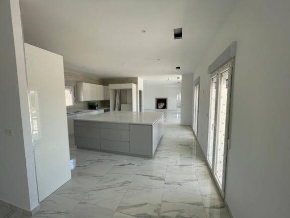 VILLA DE ESTILO TRADICIONAL CON 6 DORMITORIOS DE NUEVA CONSTRUCCIÓN EN PINOSO