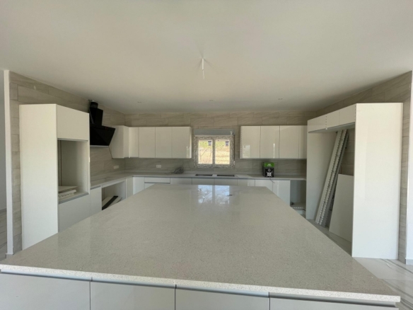 VILLA DE ESTILO TRADICIONAL CON 6 DORMITORIOS DE NUEVA CONSTRUCCIÓN EN PINOSO