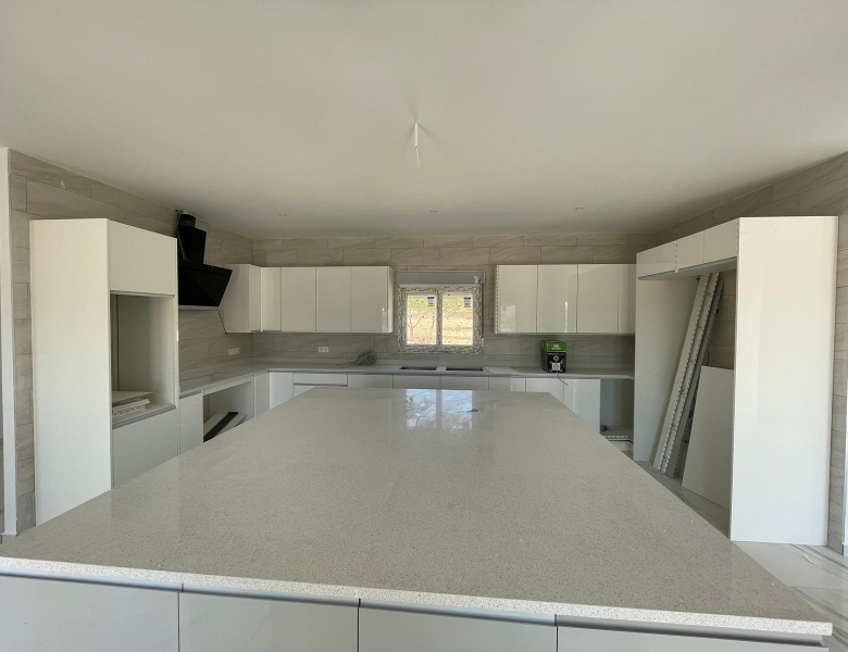 VILLA DE ESTILO TRADICIONAL CON 6 DORMITORIOS DE NUEVA CONSTRUCCIÓN EN PINOSO