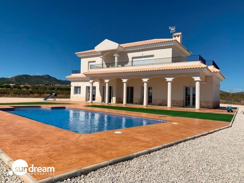 VILLA DE ESTILO TRADICIONAL DE NUEVA CONSTRUCCIÓN DE 4 DORMITORIOS EN PINOSO