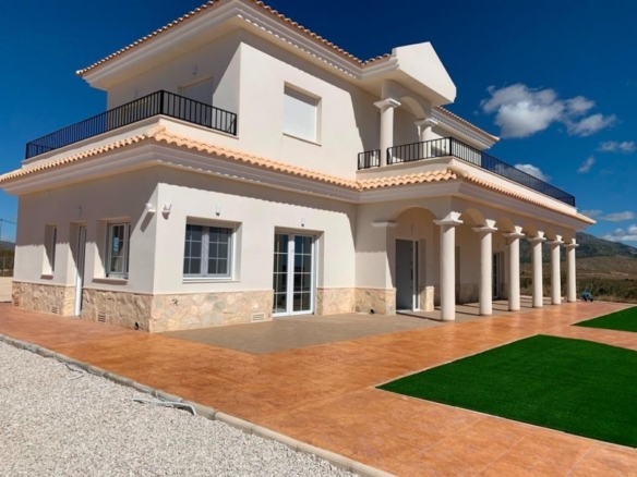 VILLA DE ESTILO TRADICIONAL DE NUEVA CONSTRUCCIÓN DE 4 DORMITORIOS EN PINOSO