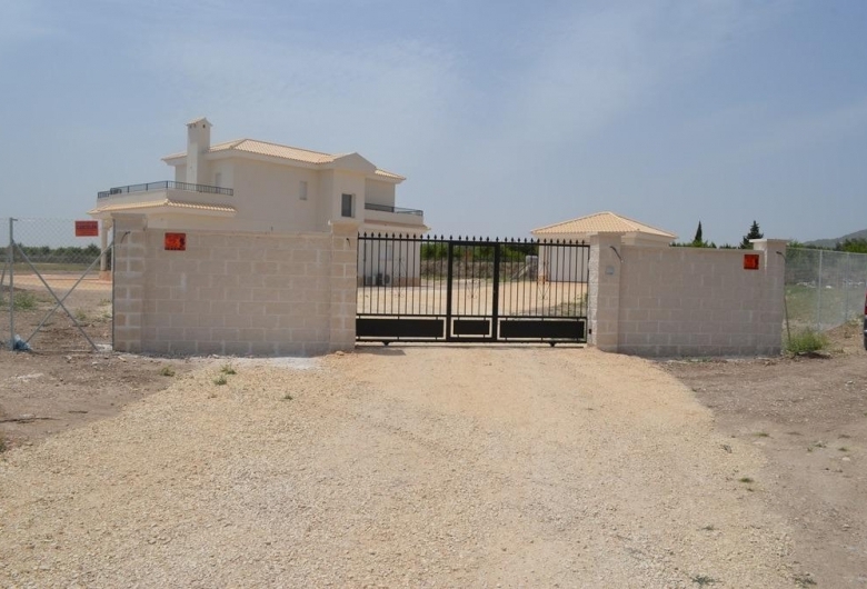 VILLA DE ESTILO TRADICIONAL DE NUEVA CONSTRUCCIÓN DE 4 DORMITORIOS EN PINOSO