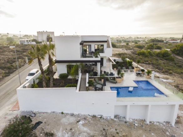 EXCLUSIVA VILLA DE LUJO DE NUEVA CONSTRUCCIÓN EN CIUDAD QUESADA(ROJALES).