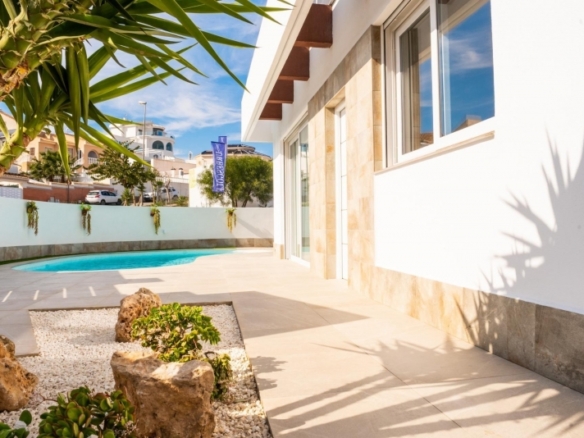 PRECIOSA VILLA DE 3 DORMITORIOS CON VISTAS AL CAMPO DE GOLF EN ROJALES