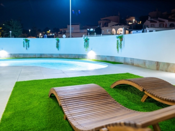 PRECIOSA VILLA DE 3 DORMITORIOS CON VISTAS AL CAMPO DE GOLF EN ROJALES