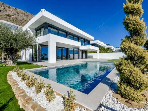 VILLA DE LUJO LISTA PARA ENTRAR A VIVIR CON MAGNIFICAS VISTAS AL MAR EN FINESTRAT
