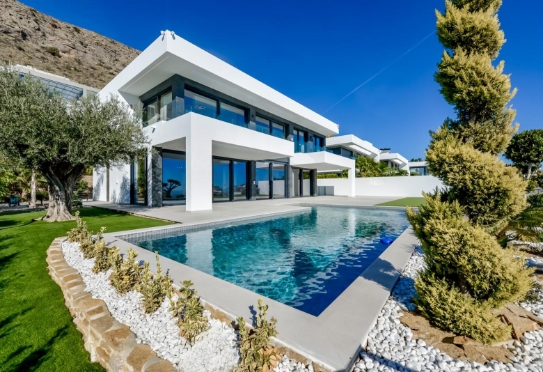 VILLA DE LUJO LISTA PARA ENTRAR A VIVIR CON MAGNIFICAS VISTAS AL MAR EN FINESTRAT