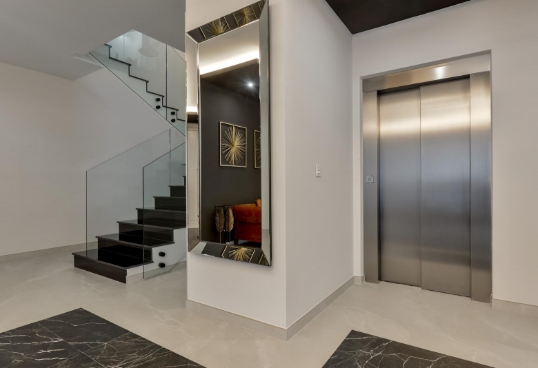 VILLA DE LUJO LISTA PARA ENTRAR A VIVIR CON MAGNIFICAS VISTAS AL MAR EN FINESTRAT
